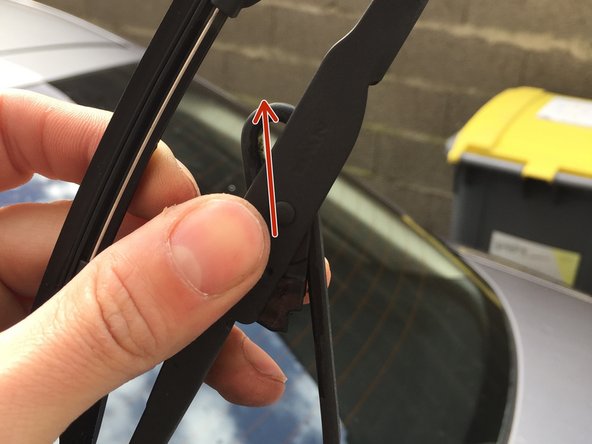 Une fois aligné, remontez le balais tout en haut de l'attache en U.