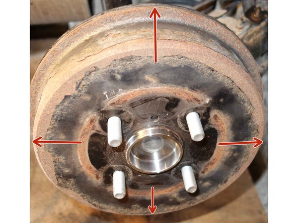 Remettre les clips de mâchoires de frein dans leur position initiale, en les tournant de 90°.
