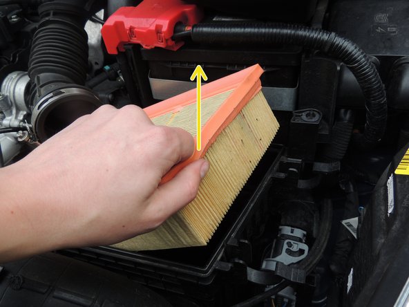 Sortir le filtre à air usagé.