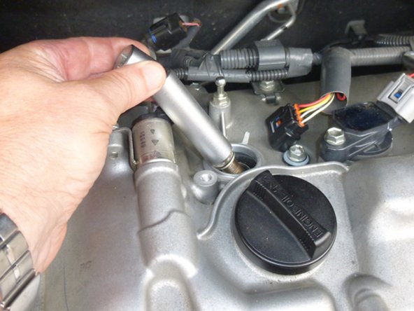 La bougie est maintenant démontée, il faut ensuite l'extraire du moteur.