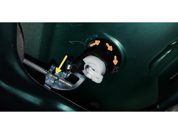 Verrouillez-la en la tournant dans le sens des aiguilles d'une montre.