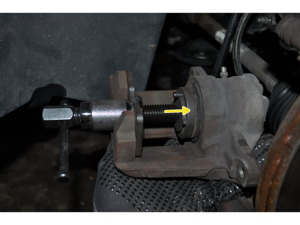 Utiliser un repousse piston pour pouvoir mettre l'étrier sur les nouvelles plaquettes de frein.