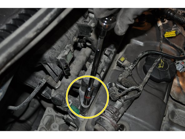 Dévisser la vis colonnette de la bobine d'allumage.