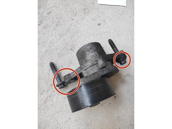 Accès avec un très faible espace, obligé de le faire avec une clé plate, l idéal est un clé plate a cliquet