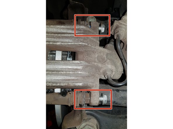 Utilisez les 2 vis neuves pour fixer l'étrier.