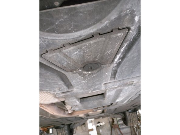 Ouvrir la trappe à l'aide d'un tournevis plat