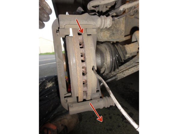 Sortir l’étrier avec les plaquettes du disque.