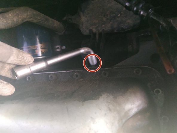 sous la voiture, dévisser et retirer l'écrou de 13mm qui tient le résonateur