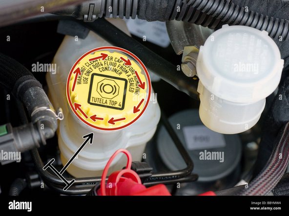 Resserez le bouchon du réservoir de liquide de frein.