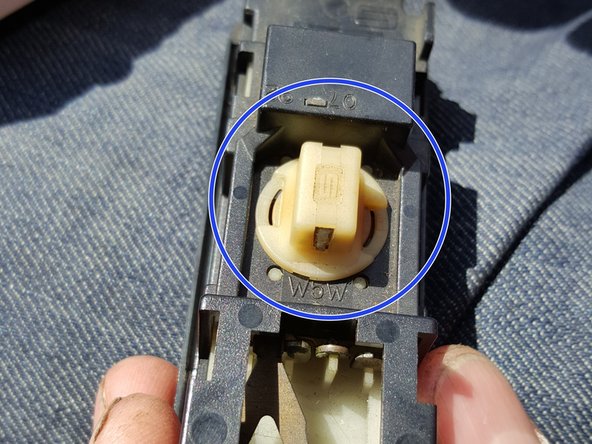 Dévisser le support de l'ampoule de 1/4 de tour