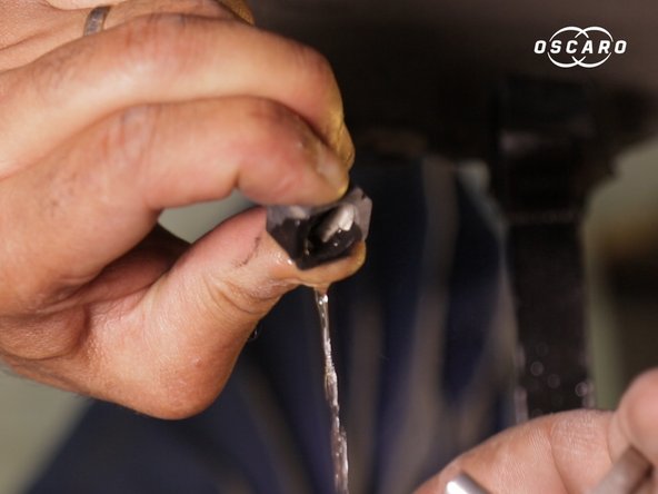 Tirer sur la durite et la laisser se vider du carburant