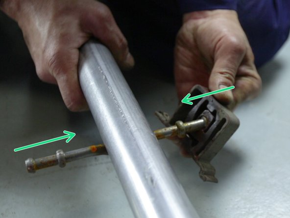 Répéter la même opération sur le collier du silencieux