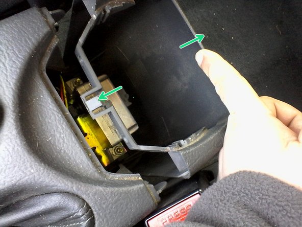 Une fois les vis de torx deposées appuyer sur le clips et pousser vers l'arriere, une fois declipser tirer vers le haut