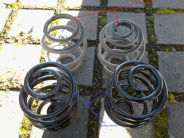 Retirer les anciens ressorts et les comparer ( celui de gauche etait casser )