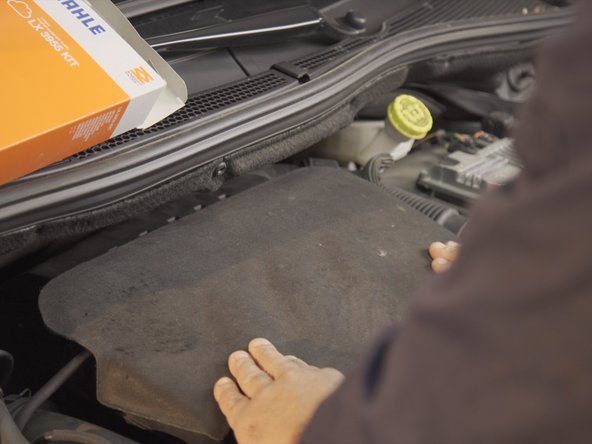 Poser le cache moteur sur les 3 guides et l'agrafe sur la durite