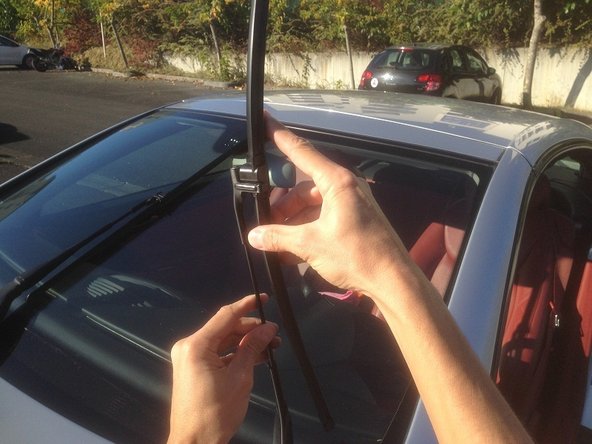 Levez alors le bras de l'essuie-glace.