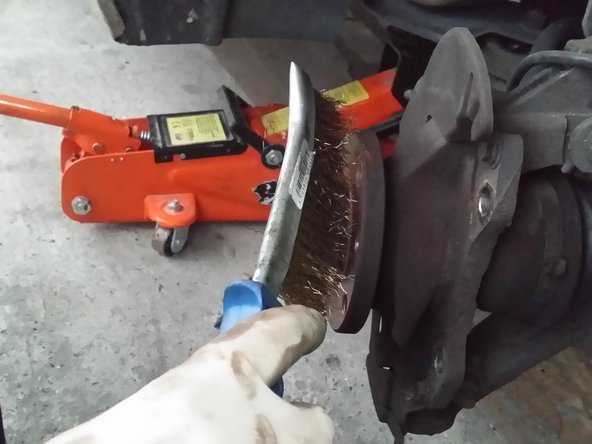 Nettoyer toute les parties du moyeux avec une brosse métallique