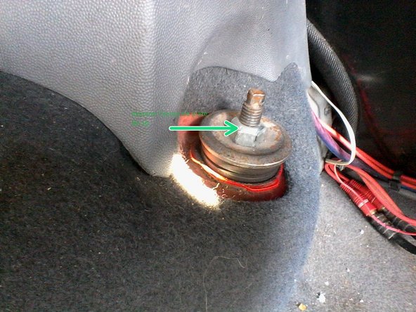 Déposer l'écrou de fixation superieur de l'amortisseur