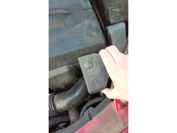 Il faut juste tourner ce bouton d'un quart de tour vers le haut ou le bas et tirer dessus,cela vient tout seul.