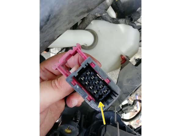 
Reconnect the connections of the light optics (there is a foolproofing device marked here with a yellow arrow)
