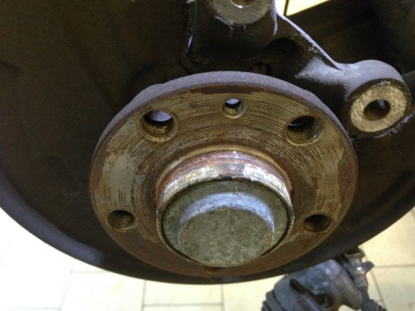 A l'aide d'une brosse métallique nettoyer la porter du disque