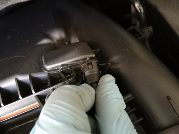 Remettre le premier câble en place en le poussant jusqu'au fond et entendre un petit &quot;clic&quot;.