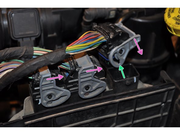 Faire pivoter la partie grise pour déverrouiller le connecteur