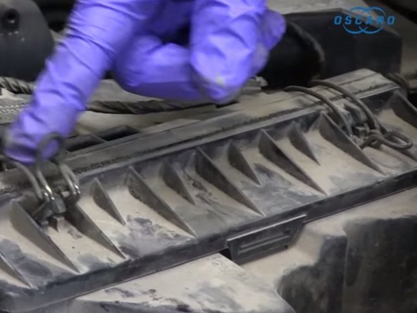 Utiliser une soufflette pour nettoyer la boite à air