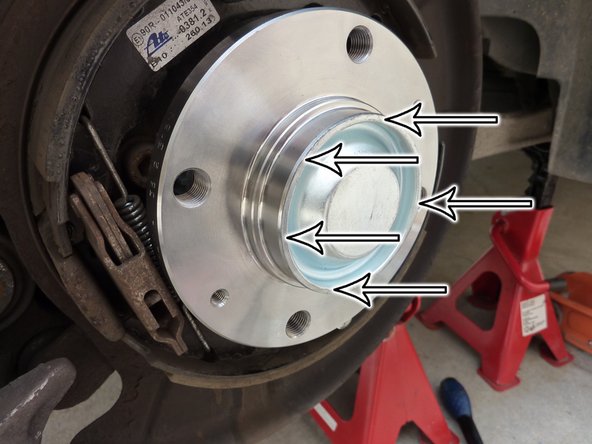Monter le nouveau capuchon à l'aide d'un marteau (repère noir).