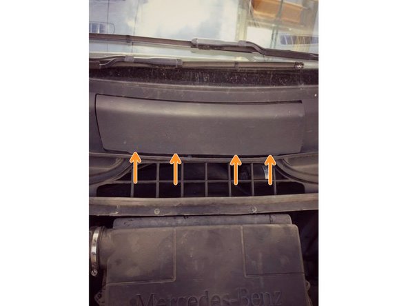 Appuyez ensuite fortement sur le bas pour que les clips se mettent en place.