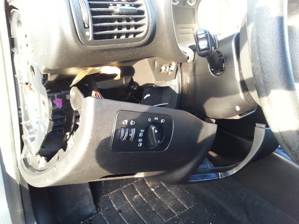 retirer les 2 fiches électriques (photo 2) appuyer sur les languettes sur les cotés tout en tirant dessus pour la faire sortir de son logement.