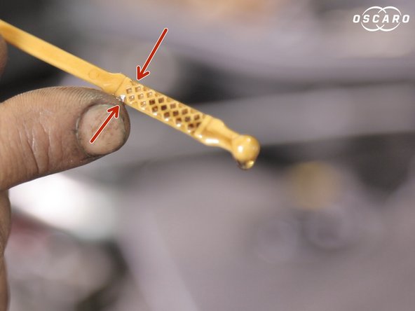 Le bon niveau d'huile doit se trouver juste en dessous du maximum, si cela n'est pas le cas rajouter de l'huile afin d'atteindre le bon niveau