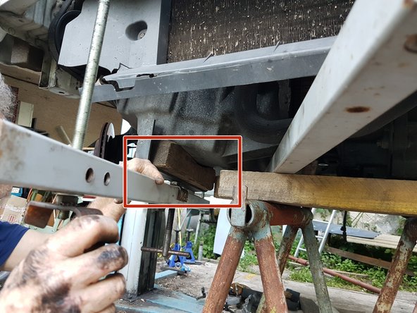 ATTENTION: Il faut jouer avec le support moteur pour pouvoir descendre la boite tout en faisant attention à ce que les poulies moteur ne touchent pas la carrosserie !