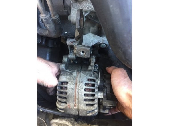 Retirez les 3 vis du galet tendeur.