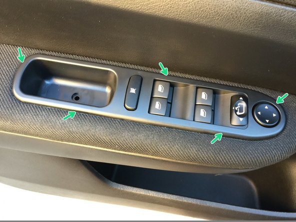 Vérifier que le pavé est bien clipsé et fixer le avec la vis