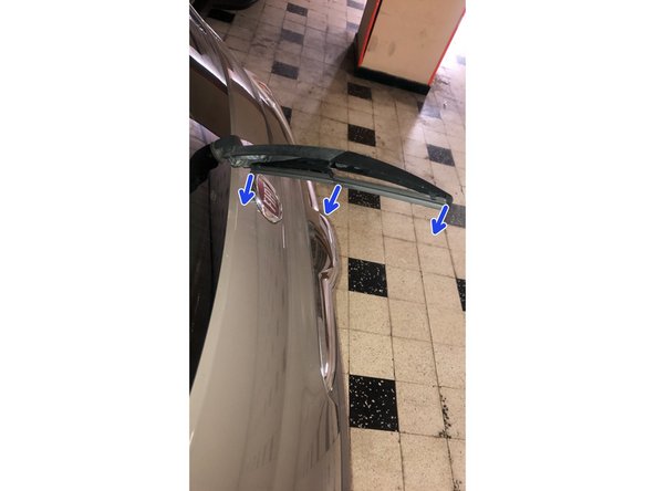 Reposez le bras d'essuie glace contre la vitre arrière