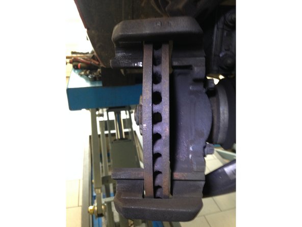 Nettoyer les portés de la chape ou viennent se positionner les plaquettes à l'aide de la brosse métallique