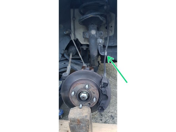 Vous pouvez mettre une cale en bois sur la fusée puis taper dessus avec un marteau.