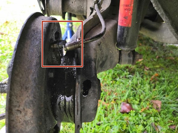 avec une pince multiprise et un tournevis plat, retirer les fixations des garnitures en poussant la rondelle avec la pince pour compresser le ressort et la tourner d'1/4 de tour pour désaccoupler la rondelle de la goupille