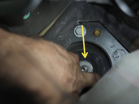 Replacer la rondelle sur la tête de l'amortisseur