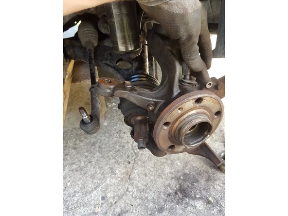 Dévissez l'écrou de la biellette de direction avec une clé de 16mm.