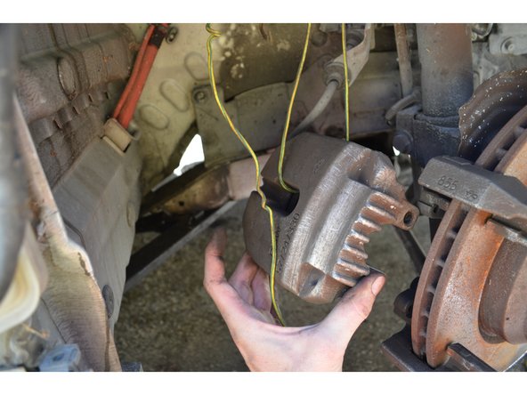 J'ai utilisé un serre-joint avec une cale en bois.