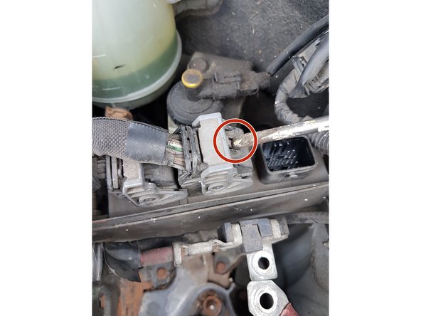 Jaune: le calculateur a déconnecter avec un tournevis (cf photo)