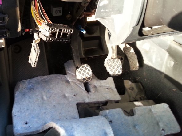 retirer le cache de la voiture (photo 3)