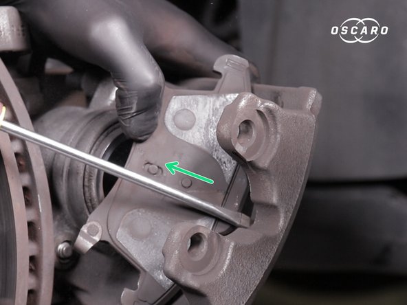 Retirer la seconde plaquette en faisant levier avec un tournevis plat