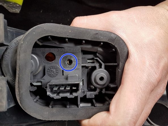 Reposer la platine de feu sur le nouvel optique , ( pour ne pas vous tromper de sens le trou de la platine et de l'optique doivent correspondre