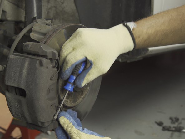 Attention le ressort peut s'expulser violemment