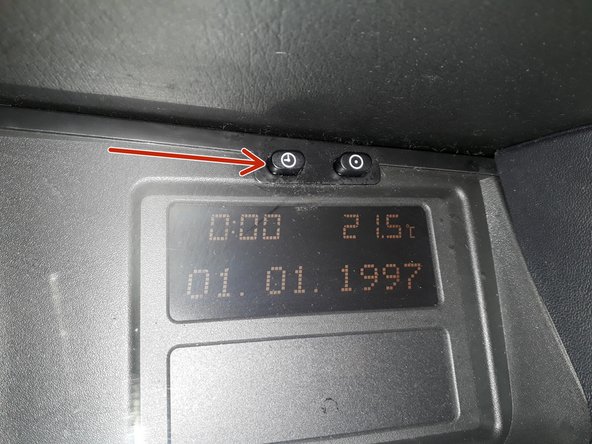 Pour régler la date et l'heure il suffit d'appuyer 3 secondes sur le bouton de gauche qui se situe au dessus de l’écran pour faire clignoter le jour ensuite régler le jour en appuyant sur le bouton de droite autant de fois que nécessaire