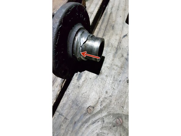 Une fois que vous avez fait une entaille, pour la finir, mettre un burin plat à 90° et taper de façon à enlever des morceaux de roulement.