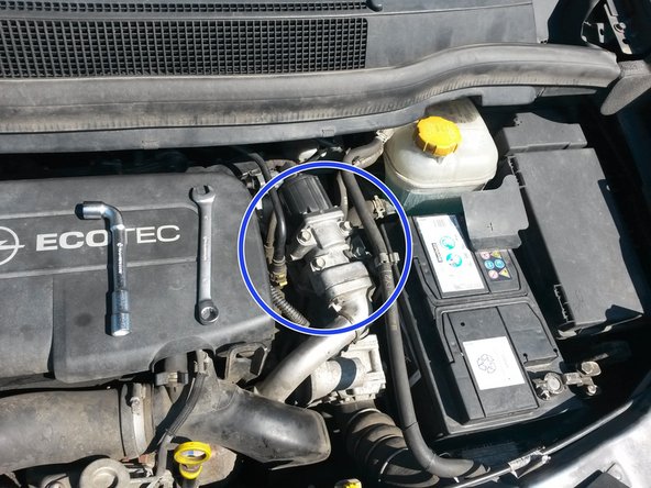 La vanne EGR est située entre le moteur et la batterie.